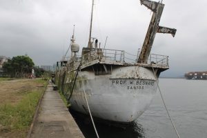 Navio Professor Wladimir Besnard afunda parcialmente no cais do Parque Valongo