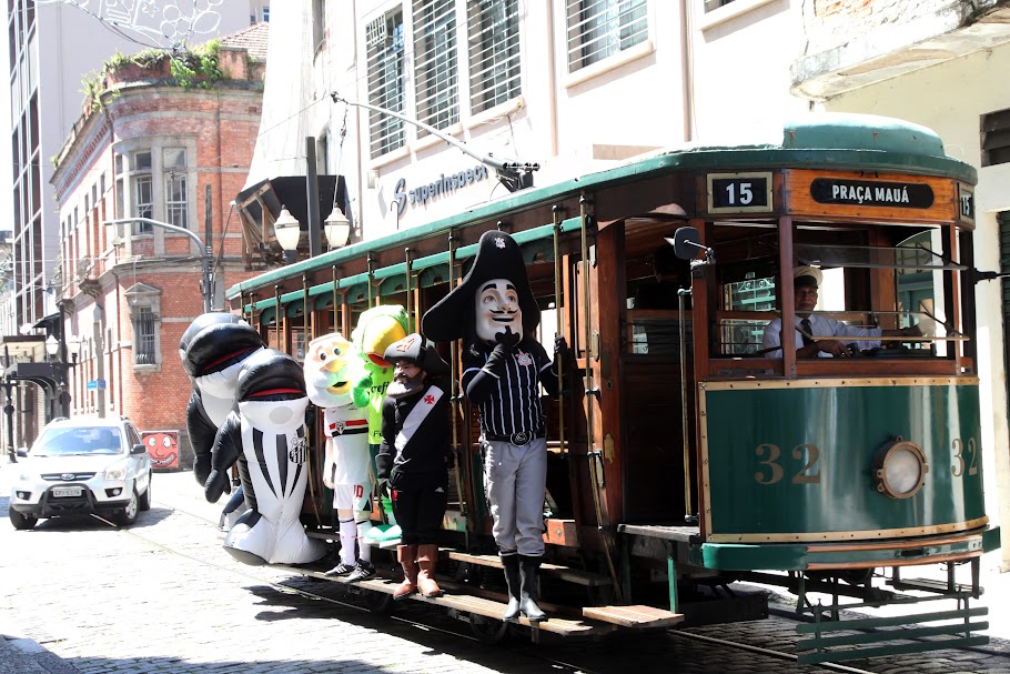 
            Mascotes de clubes brasileiros visitam o Museu Pelé e o bonde de Santos          